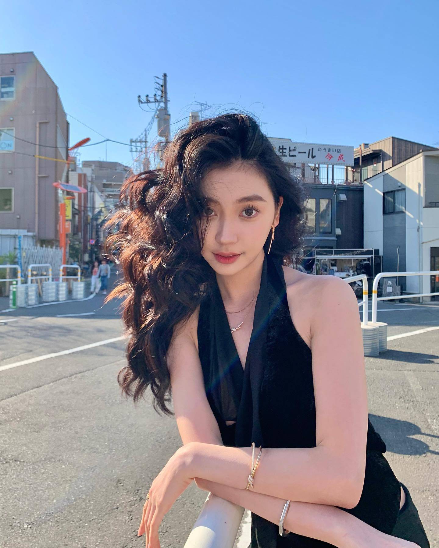 长发过肩的女性一定要试试全头烫卷发时尚好